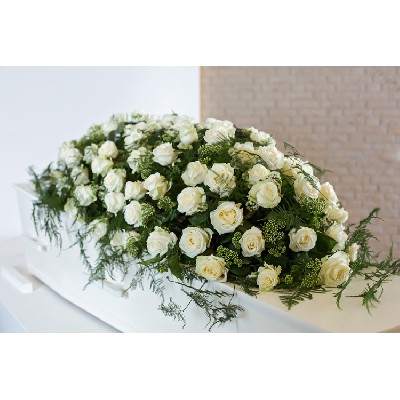 Kistbedekking witte rozen